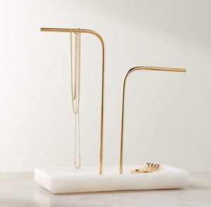 Porte-bijoux compact en métal avec un design peu encombrant idéal pour les dortoirs, les petites chambres et les petits appartements - Product Image 2