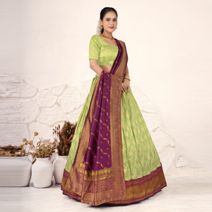 Elegante Lehenga Choli de Seda Banarasi con Diseño Clásico de Cuadros Tejidos y Dupatta en Contraste para Bodas y Fiestas - Product Image 1