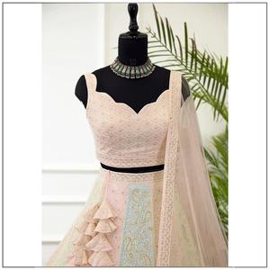 Elegante Lehenga Choli de Novia con Bordado y Lentejuelas, Perfecto para Bodas y Celebraciones Tradicionales - Product Image 3