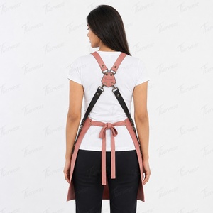 Tablier en cuir rose pour femme avec fermeture à bouton-pression, manches courtes, détection anti-aiguille, accents noirs, plusieurs poches, pour usage en restaurant et bar - Product Image 5