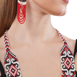 Collier ras du cou bohème rouge perlé - Bijou statement d'inspiration tribale - Collier bib en perles de rocaille tissé à la main - Product Image 2