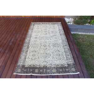 Alfombra Turca Vintage, Alfombra de Lana con Estampado Animal en Tonos Marrón y Blanco, 3.8x6.9 pies - Product Image 1