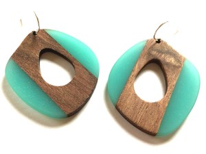 Pendientes de aro de resina de madera de alta calidad elegantes de HF Crafts para mujer desgaste acentuado sofisticado a bajo costo - Product Image 5