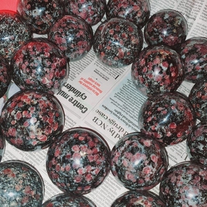 Boule de grenat rouge sculptée de haute qualité sphère de cristal de pierre polie naturelle pour la décoration de la maison sphère de grenat en gros - Product Image 2