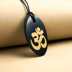Colgante ovalado pulido de Shungita con impresión serigráfica Om 1.3*2 pulgadas (34*50 mm) - Product Image 1