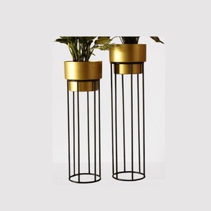 Métaux fabriqués de haute qualité et résistants à la rouille, nos jardinières assurent la longévité même dans les conditions les plus difficiles. - Product Image 1
