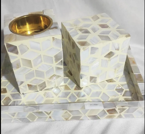 Ensemble brûleur d'encens en résine blanche et nacre avec boîte et plateau pour conserver le parfum, provenant d'Inde - Product Image 1