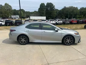 Toyota Camry SE 2022 Elegante y Económico - Product Image 3