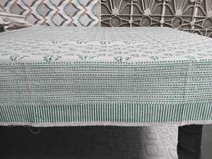 ผ้าปูโต๊ะผ้าฝ้ายพิมพ์ลายดอกไม้แบบบล็อก งานฝีมือระดับพรีเมียมจากอินเดีย พร้อมสีที่ปรับแต่งได้สำหรับห้องรับประทานอาหาร - Product Image 6