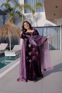 Ensemble Kurta de fête et de mariage en velours de soie brodé violet, fait à la main, extensible et réversible - Product Image 6