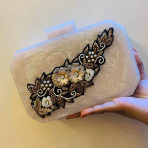 กระเป๋าคลัทช์ประดับลูกปัดเรซินประดับกรอบอะคริลิคเทียมสีทองประดับมุกแนววินเทจทรงผีเสื้อทรงเสน่ห์ของผู้หญิง - Product Image 1