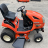 Tracteur à roues Kubota, tondeuse à gazon, couleur rouge, avec siège noir et roues orange - Product Image 4