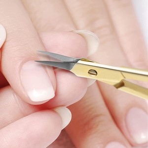 Ciseaux à cuticules de la meilleure qualité Ciseaux à cuticules en acier inoxydable à lame tranchante incurvée enduite d'or pour la beauté - Product Image 5
