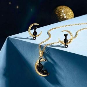 Boucles d'oreilles clous Jeulia Black Cat Moon Gold - Adorables boucles d'oreilles créoles religieuses avec zircon, perle et diamant - Product Image 4