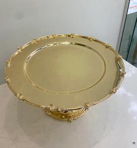 Base para Pastel de Metal con Acabado Dorado Elegante de Alta Calidad, Refleja la Luz de Forma Hermosa, Apariencia Profesional por BRUSHSTROKE - Product Image 3