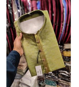 Elégante Kurta en soie douce jacquard traditionnel pour homme avec coupe classique et attrait festif d'Inde - Product Image 2