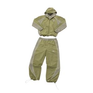 Ensemble de survêtements pour hommes, coupe-vent en nylon léger imperméable personnalisé pour l'automne et pantalon de jogging à cordon de serrage avec coutures - Product Image 1