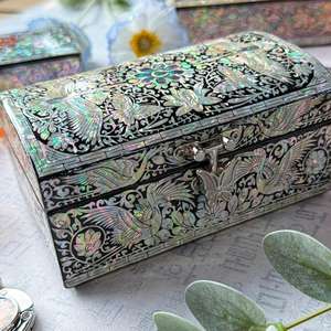 Boîte de rangement pour bijoux personnalisable de luxe moderne en bois artisanal de qualité supérieure avec incrustation de nacre et motif floral gravé - Product Image 4