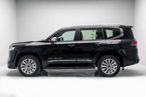 Como nuevo, precio asequible, 2026 Attitude Black TY - Land Cruiserz 300 VXR 3.3L V6 Twin-Turbo Diesel 4WD SUV, listo para enviar - Product Image 5