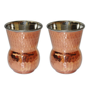 Vaso de cobre brillante y pulido con diseño martillado y tacto auténtico, diseñado para una hidratación tranquila y una vida espiritual. - Product Image 1