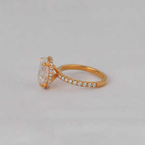 Anillo de compromiso de diamante cultivado en laboratorio de corte ovalado con brillo glamoroso en anillo de regalo de compromiso chapado en oro amarillo de 18 quilates - Product Image 3