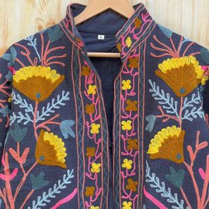 เสื้อแจ็คเก็ตฤดูหนาวลำลองสำหรับผู้หญิงอินเดีย สีน้ำเงินเข้ม ผ้าฝ้าย ปักลายซูซานีด้วยมือ ระบายอากาศได้ดี เป็นมิตรกับสิ่งแวดล้อม ตกแต่งด้วยกระดุม - Product Image 2