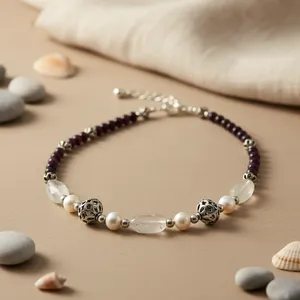 Collier bohème pour femme Art Palace avec perles imitation améthyste et quartz clair, plaqué argent antique, provenant du Rajasthan - Product Image 1