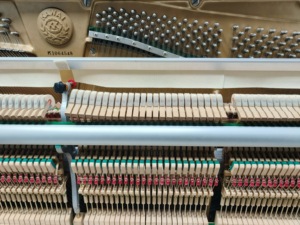 Piano Acústico Vertical Profesional KAWAI BL61 de 88 Teclas, Piano Vertical de Madera en Venta, Excelente Calidad de Sonido - Product Image 6