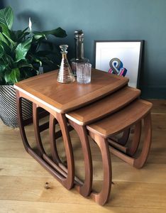 Table gigogne en bois classique avec un design intemporel parfait pour les intérieurs de maison traditionnels et modernes - Product Image 1