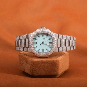Reloj de pulsera de diamantes Moissinatie para mujer con esfera azul numérica, reloj de diseño loco de mano personalizado de lujo, reloj completamente helado - Product Image 1