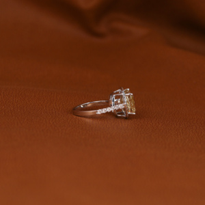 Anillo de Compromiso con Diamante Amarillo de Corte Cojín, Chapado en Oro Sólido de 18 Quilates, con un Glamoroso Anillo con Diamante Cultivado en Laboratorio - Product Image 4