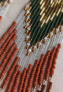 Boucles d'oreilles en perles vertes et terre cuite, franges faites à la main - Product Image 2