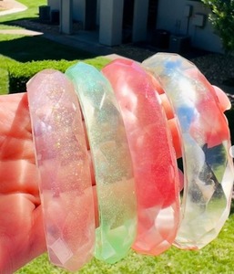 Bracelets en résine légère fabriqués en Inde, bijoux confortables pour une utilisation toute la journée, disponibles en vrac - Product Image 2