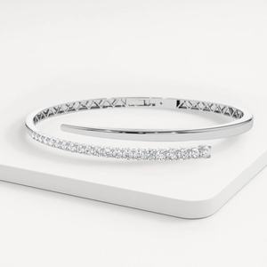 Bracelet tennis élégant en moissanite avec pierres brillantes serties à griffes, design minimaliste pour les mariages et les occasions spéciales - Product Image 4