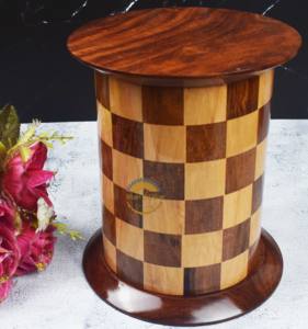 Urna de madera diseñada en ajedrez de lujo, recuerdo de acabado brillante hecho a mano para adultos y mascotas, suministros funerarios de AYAANS - Product Image 1