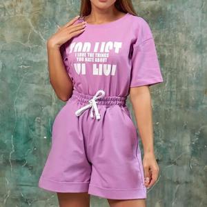 ชุดเสื้อยืดและกางเกงขาสั้นเหนือเข่าสำหรับผู้หญิงชุด2ชิ้นแบบลำลองสำหรับฤดูร้อนพิมพ์โลโก้ตามสั่งสไตล์สีพื้น - Product Image 1