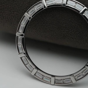 ขอบนาฬิกาข้อมือสแตนเลสสตีลทำมือสุดหรู ปรับแต่งได้ ดีไซน์เพชร ประดับด้วยหินบาแกตต์สีเขียวใส สไตล์ฮิปฮอป ให้ความรู้สึกหรูหรา - Product Image 2