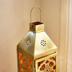Lanterne porte-bougie marocaine en fer durable avec verre orange pour la décoration de sol à la maison, idéale pour le Ramadan, Noël et Pâques - Product Image 4