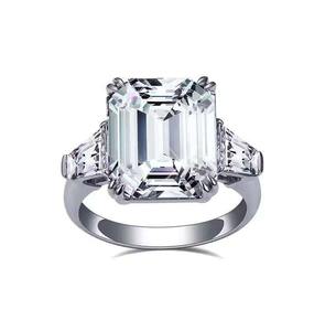 Bague classique à trois pierres en moissanite VVS très demandée pour femmes, idéale pour les mariages, les cadeaux ou les occasions spéciales, disponible à prix d'exportation - Product Image 4