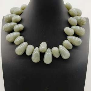 Collier élégant de perles en forme de larme en résine Bold Oversized Chunky Handmade Fashion Jewelry Light Statement Necklace for Women - Product Image 5