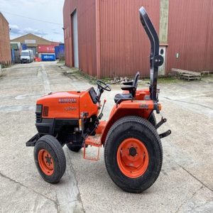Tracteur agricole Kubota M8540 d'occasion puissant, 4x4, boîte de vitesses automatique, pompe intégrée, capacités agricoles robustes, garantie 4 ans - Product Image 1