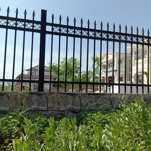 Panneaux <span class=keywords><strong>de</strong></span> clôture <span class=keywords><strong>de</strong></span> jardin en acier galvanisé et peint en poudre noir, tubes métalliques soudés, clôture en fer forgé bon marché - Product Image 1
