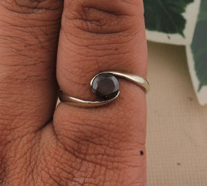 แหวนโกเมนเงินสเตอร์ลิง925หรูหราทันสมัยเครื่องประดับอัญมณีสีแดงทำด้วยมือแบบบิดเกลียวสำหรับผู้หญิง - Product Image 4