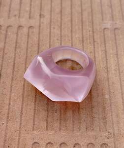 แหวนควอตซ์ทรงสามเหลี่ยมตัดรูปกุหลาบ - Product Image 2