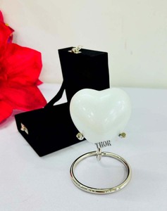 โกศรูปหัวใจสีขาวทำด้วยมือพร้อมขาตั้งและกล่องของที่ระลึกที่ระลึกขนาดเล็กสำหรับขี้เถ้ามนุษย์สำหรับงานศพแบบกำหนดเอง - Product Image 3