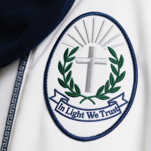 Parches Tejidos Personalizados de Alta Calidad y Ecológicos con Diseños de Alfabeto y Flores, Estilo Cosido para Uniformes Escolares - Product Image 1