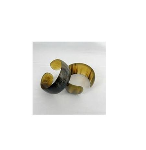 Brazalete de cuerno Forma redonda Brazaletes de cuerno de vaca natural Joyería de moda de alta calidad Brazalete de cuerno para ropa de fiesta por Artesanías de lujo - Product Image 1