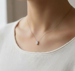 Collar con Colgante de Moissanita con Corte Esmeralda de 3 Quilates, Engaste de Bisel, Personalizado, para Mujer, Moderno, Plata 925, para Fiesta de Bodas - Product Image 5