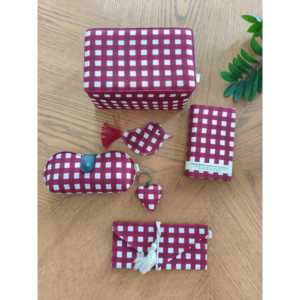 Caja de Regalo Cherry Checks con 6 Productos Promocionales para Oficina y Hogar, Regalos de Bienvenida para el Día de San Valentín - Product Image 1