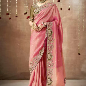 Sari en soie de tissu rose bonbon pour mariée avec broderie à la main, tissage et design de pallu lourd avec des pièces de blouse de même bordure - Product Image 1